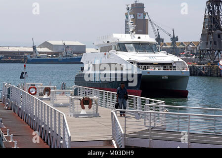 Cape Town Waterfront Western Cape in Sud Africa. Dicembre 2017. Il Sikhululekile un traghetto passeggeri che opera per Robben Island da Nelson ma Foto Stock