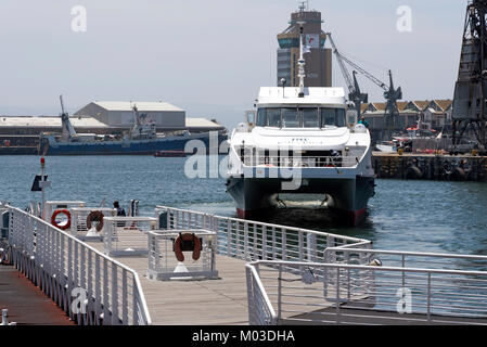 Cape Town Waterfront Western Cape in Sud Africa. Dicembre 2017. Il Sikhululekile un traghetto passeggeri che opera per Robben Island da Nelson ma Foto Stock