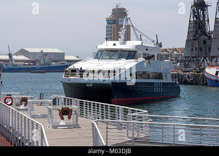 Cape Town Waterfront Western Cape in Sud Africa. Dicembre 2017. Il Sikhululekile un traghetto passeggeri che opera per Robben Island da Nelson ma Foto Stock