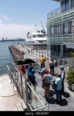 Cape Town Waterfront Western Cape in Sud Africa. Dicembre 2017. I turisti al Nelson Mandela Gateway attendere a bordo di un traghetto per Robben Island Foto Stock