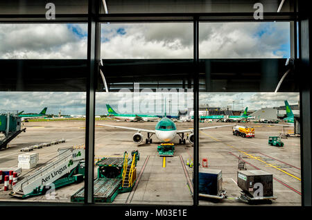 Aer Lingus aeromobili presso l'aeroporto di Dublino, terminale due, Irlanda Foto Stock