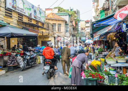 "Hanoi, Vietnam - Nov 2,2017 : occupato locale vita quotidiana della mattina strada del mercato di Hanoi, Vietnam. Una folla di occupato di venditori e acquirenti nel mercato. Foto Stock