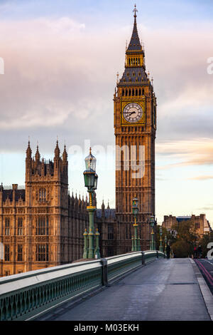 Palazzo di Westminster Elisabetta La Torre aka Big Ben visto dal Westminster Bridge in una luce mattutina di Londra, Regno Unito Foto Stock