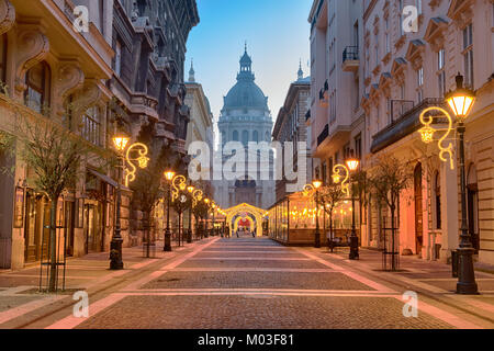 Zrínyi street a Budapest che termina con la Basilica di Santo Stefano edificio Foto Stock