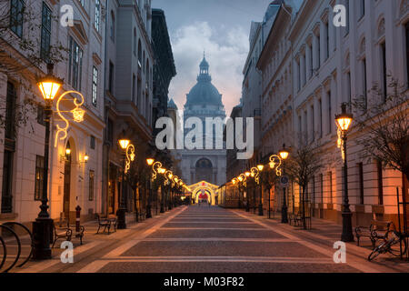 Zrínyi street a Budapest che termina con la Basilica di Santo Stefano edificio Foto Stock