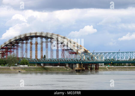 Ponte sito in costruzione sul fiume Danubio Foto Stock