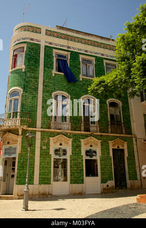 Storico negozio piastrellato anteriore nella città vecchia di Lagos, Algarve, Portogallo. Foto Stock