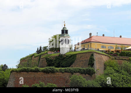 Torre con orologio su Petrovaradin Fortress Serbia Europa Foto Stock