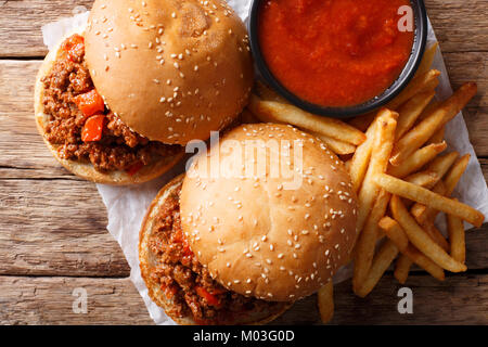 Gustosa sciatto Joe panini con carne di manzo e patatine fritte, ketchup closeup sul tavolo. parte superiore orizzontale vista da sopra Foto Stock