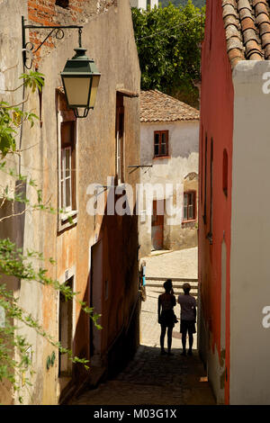 Scene di strada nella cittadina collinare di Monchique, Algarve, PORTOGALLO Foto Stock