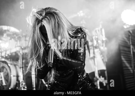 Milano, Italia. Xvii gen, 2018. Melodico svedese band death metal arch nemico suona dal vivo all'Alcatraz. Credito: Mairo Cinquetti/Pacific Press/Alamy Live News Foto Stock