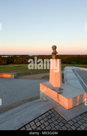 NC01339-00...North Carolina - Busto di Orville Wright a sunrise guardando verso il Roanoke il suono dal Wright Brothers National Memorial a Kitty Foto Stock