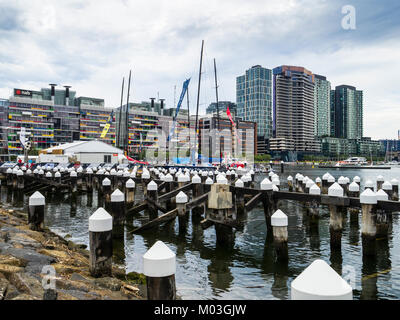 Victoria Harbour con Volvo Ocean Race 2017-18 barche a vela ormeggiata davanti a inizio della prossima tappa della gara di Melbourne, Australia, 28 dicembre 2017. Foto Stock