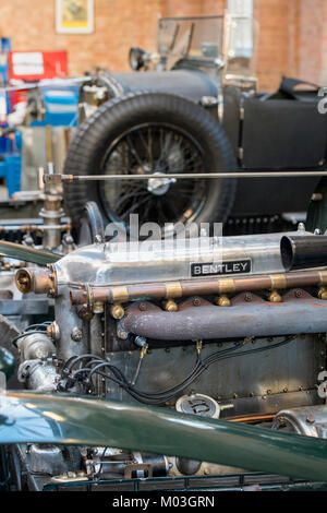 Vintage Bentley motore in un laboratorio di restauro a Bicester Heritage Centre. Oxfordshire, Inghilterra. Foto Stock