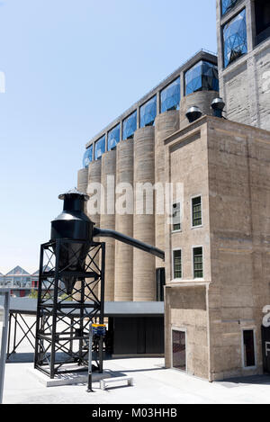 V&A Waterfront, Città del Capo Sud Africa, dicembre 2017. Un esterno,dell'Zeitz Museo di Arte Contemporanea Africa e sopra il silo Hotel Foto Stock