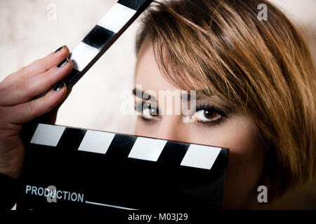 Giovane bella donna bionda occhi dietro Ritratto filmato nero battaglio board Foto Stock
