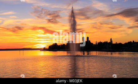 Tramonto sul lago di Costanza a Friedrichshafen con il Kloster Hofen in background Foto Stock