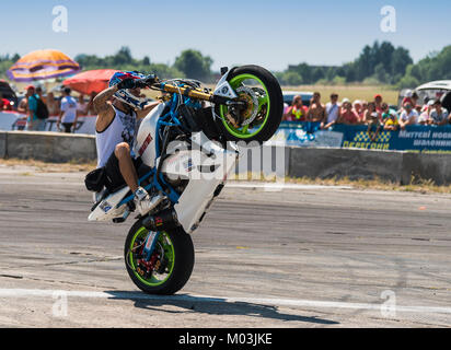 Vinnytsia,Ukraine-July 25, 2015: Sconosciuto stunt biker intrattenere il pubblico prima dell'inizio del campionato di drifting su luglio 25,2015 in Vinn Foto Stock