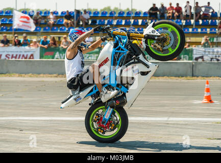 Vinnytsia,Ukraine-July 25, 2015: Sconosciuto stunt biker intrattenere il pubblico prima dell'inizio del campionato di drifting su luglio 25,2015 in Vinn Foto Stock