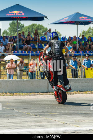 Vinnytsia,Ukraine-July 25, 2015: Sconosciuto stunt biker intrattenere il pubblico prima dell'inizio del campionato di drifting su luglio 25,2015 in Vinn Foto Stock