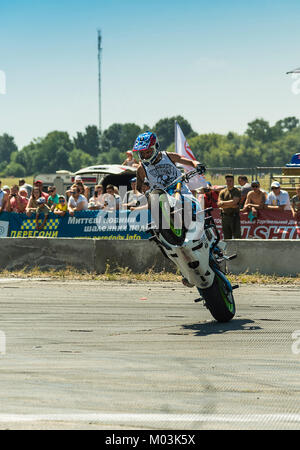 Vinnytsia,Ukraine-July 25, 2015: Sconosciuto stunt biker intrattenere il pubblico prima dell'inizio del campionato di drifting su luglio 25,2015 in Vinn Foto Stock