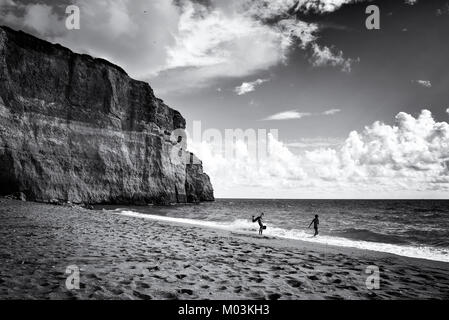 Spiaggia sulla costa di Algarve vicino a Benagil, del Portogallo, dell'Europa. Natura geologia vista dal viaggio in barca. Foto Stock
