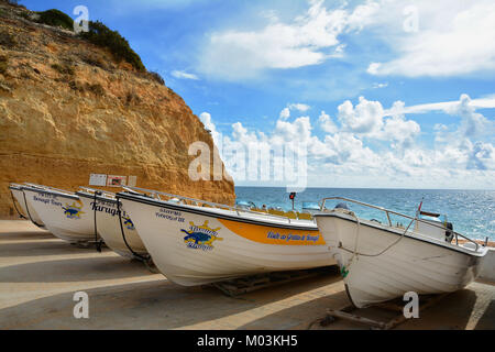 Algarve costa tour in barca vicino a Benagil, del Portogallo, dell'Europa. Natura geologia vista dal viaggio in barca. Foto Stock