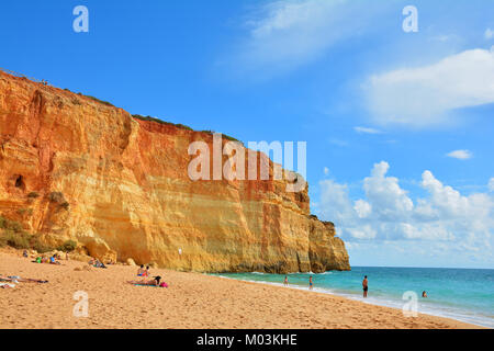 Spiaggia sulla costa di Algarve vicino a Benagil, del Portogallo, dell'Europa. Natura geologia vista dal viaggio in barca. Foto Stock