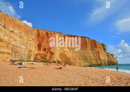 Spiaggia sulla costa di Algarve vicino a Benagil, del Portogallo, dell'Europa. Natura geologia vista dal viaggio in barca. Foto Stock