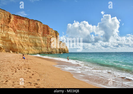 Spiaggia sulla costa di Algarve vicino a Benagil, del Portogallo, dell'Europa. Natura geologia vista dal viaggio in barca. Foto Stock