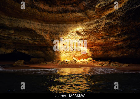 Cave Beach sulla costa di Algarve vicino a Benagil, del Portogallo, dell'Europa. Natura geologia vista dal viaggio in barca. Foto Stock