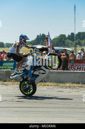 Vinnytsia,Ukraine-July 25, 2015: Sconosciuto stunt biker intrattenere il pubblico prima dell'inizio del campionato di drifting su luglio 25,2015 in Vinn Foto Stock