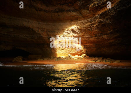 Cave Beach sulla costa di Algarve vicino a Benagil, del Portogallo, dell'Europa. Natura geologia vista dal viaggio in barca. Foto Stock