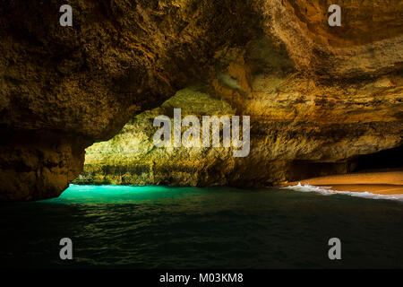 Cave Beach sulla costa di Algarve vicino a Benagil, del Portogallo, dell'Europa. Natura geologia vista dal viaggio in barca. Foto Stock