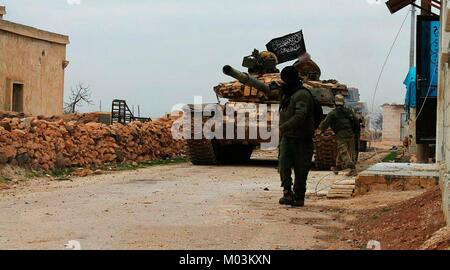 Ancora immagine presa da una propaganda video rilasciata a gennaio 18, 2018 che mostra uno stato islamico fighters lotta contro l'esercito siriano nei pressi di Hama, Siria. Foto Stock