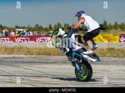 Vinnytsia,Ukraine-July 25, 2015: Sconosciuto stunt biker intrattenere il pubblico prima dell'inizio del campionato di drifting su luglio 25,2015 in Vinn Foto Stock