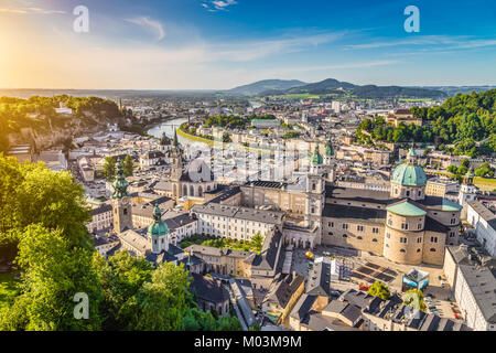Vista aerea del centro storico della città di Salisburgo al tramonto, Salzburger Land, Austria Foto Stock