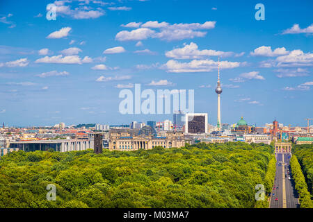 Vista aerea della skyline di Berlino panorama con Grosser Tiergarten parco pubblico in una giornata di sole con cielo blu e nuvole in estate, Germania Foto Stock