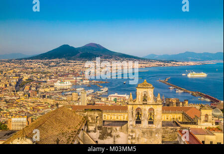 New Scenic 5 posti da cartolina della vista della città di Napoli (Napoli) con il famoso Monte Vesuvio in background in golden luce della sera al tramonto, Campania, Foto Stock