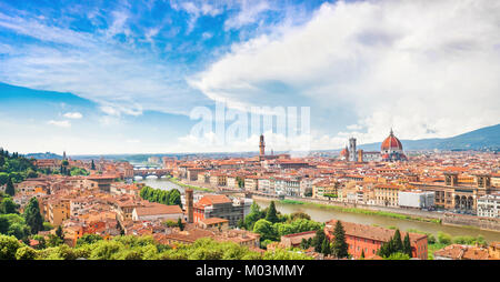 Vista panoramica della città di Firenze con il fiume Arno in Toscana, Italia Foto Stock