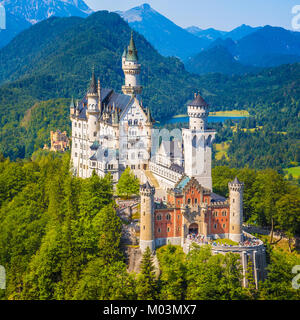 Bellissima vista del famoso castello di Neuschwanstein, il diciannovesimo secolo Revival Romanico Palace costruito per il re Ludwig II su una rupe robusto, wit Foto Stock