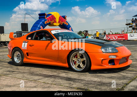 Vinnytsia,Ukraine-July 26, 2015: Drag racing marca auto Toyota Supra si prepara per le gare del campionato di trascinamento dell'Ucraina nel luglio 26,2015 in vi Foto Stock