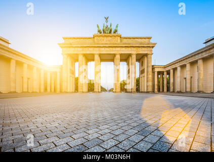 Famoso Brandenburger Tor (Porta di Brandeburgo), uno dei più noti monumenti e simboli nazionali di Germania, all'alba, Berlino, Germania Foto Stock