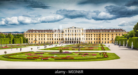 Bellissima vista del famoso Palazzo di Schonbrunn con grande parterre giardino di Vienna in Austria Foto Stock