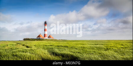 Bel paesaggio con il famoso faro di Westerheversand in background in mare del Nord in Nordfriesland, Schleswig-Holstein, Germania Foto Stock