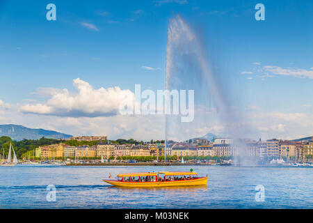 Splendida vista sullo skyline di Ginevra con la famosa fontana Jet d'Eau al quartiere portuale nella bella luce della sera, Svizzera Foto Stock