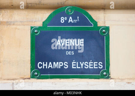 Un cartello stradale che indica Avenue Champs Elysees di Parigi, Francia. Gli Champs Elysees, situato nella parte occidentale di Parigi, è uno dei più noti e più lussuose s Foto Stock