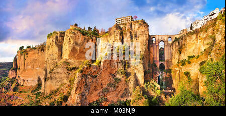 Vista panoramica della città vecchia di Ronda, uno dei più famosi villaggi bianchi, al tramonto nella provincia di Malaga, Andalusia, Spagna Foto Stock