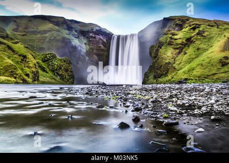 Lunga esposizione della famosa cascata Skogafoss in Islanda al crepuscolo Foto Stock