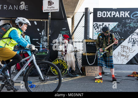 Le arti fantasma suonando la loro marca unica di punk rock e al di fuori della stazione di Shoreditch, London REGNO UNITO Foto Stock